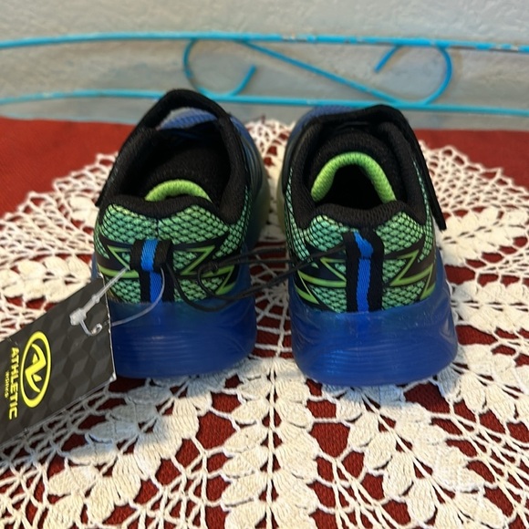 🎈🎈Nwt kids light up sneakers. Size 7 - Picture 5 of 5